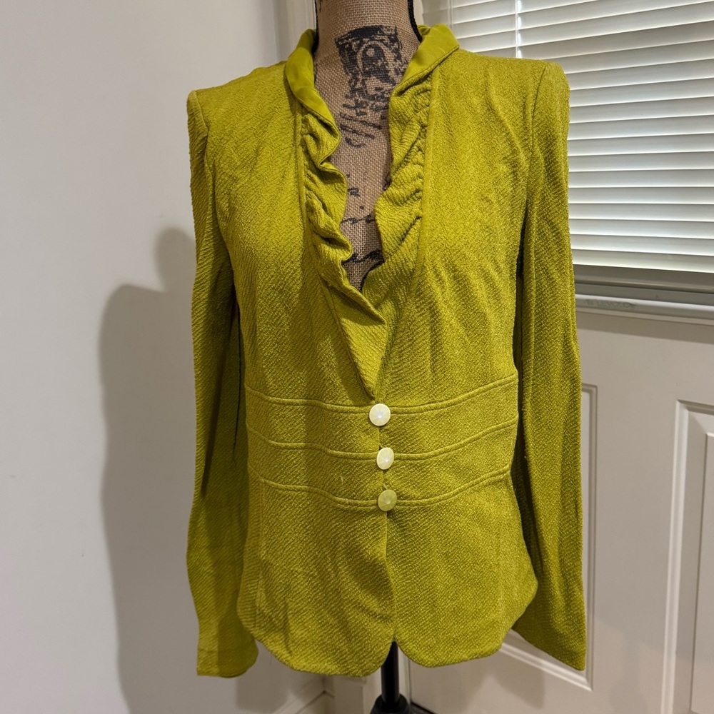 Elegant Ruffled yellowish mustard Green Jacket size 46 Italian = M/L